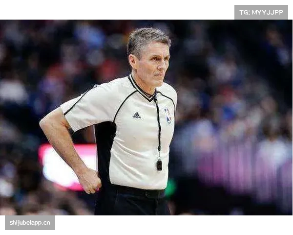 裁判长福斯特回应近期质疑 详解VAR使用标准与流程